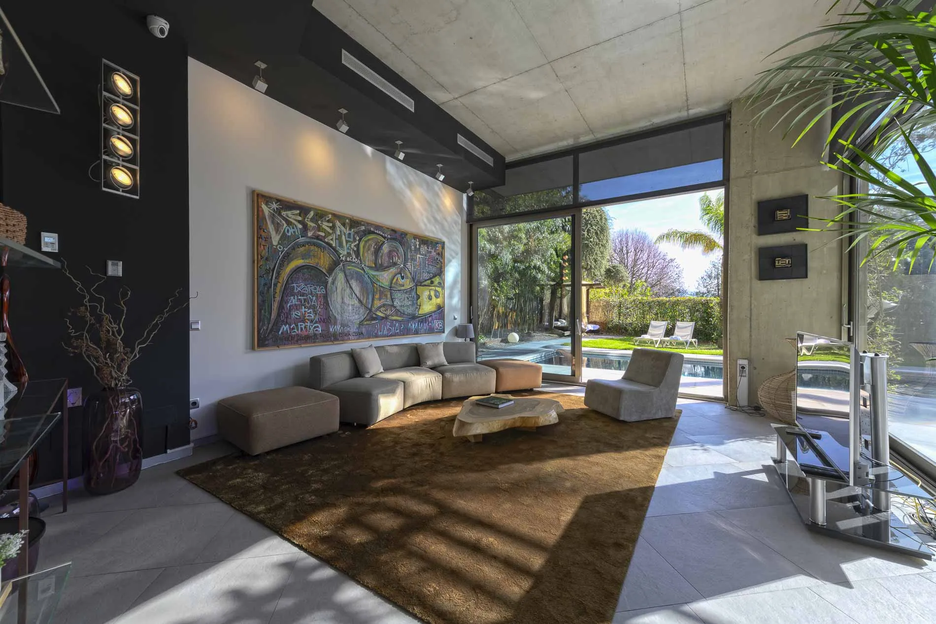 Salón de Villa Nola con ventanales al jardín